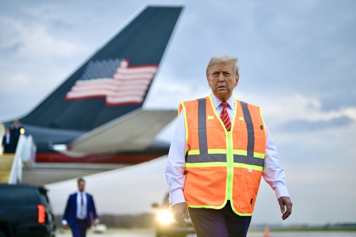 ladynub98's tweet image. There will never be another President like @realDonaldTrump . #GOAT #NotGarbage ✌🏻❤️🇺🇸