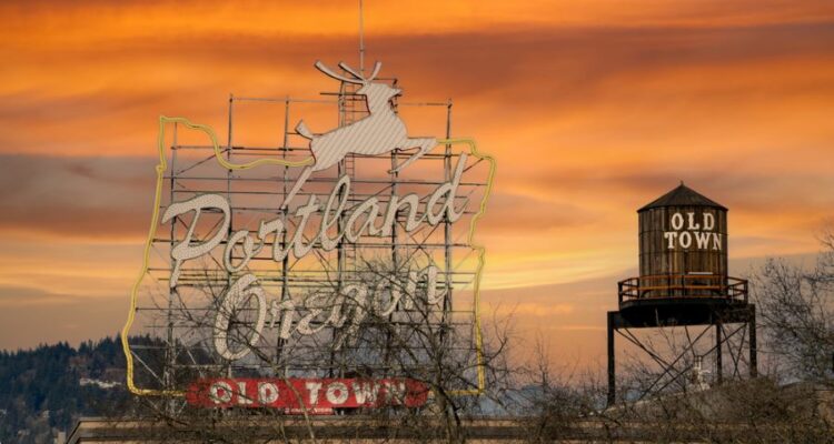 CheapOair's tweet image. Dreaming of the Pacific Northwest? 🌲✨ Our blog dives into the best of Oregon—from scenic coastlines to lush forests and hidden gems. Discover your next adventure! 🗺️ 
Read more:
ow.ly/QFTh50TUErj

#ExploreOregon #TravelInspo #PNW