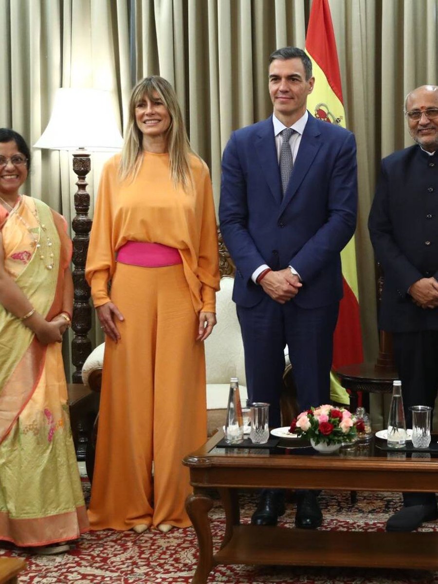 catiberic's tweet photo. Media España inundada con más de un centenar de muertos y muchos desaparecidos, gente sobre los coches, en los tejados, en los árboles, en las farolas...y estos gilipollas haciéndose fotos en la India.
Sánchez es un incapaz. Esto es una ruina. España abandonada.
#sanchezdimisión https://t.co/5pojRXsE61