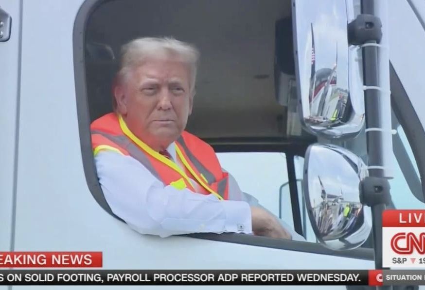 First Trump makes believe he’s “working” at McDonald’s, now he makes believe he’s “working” on a garbage truck. 

It’s all so laughably pathetic — unless he’s training for his next job! 😂😂