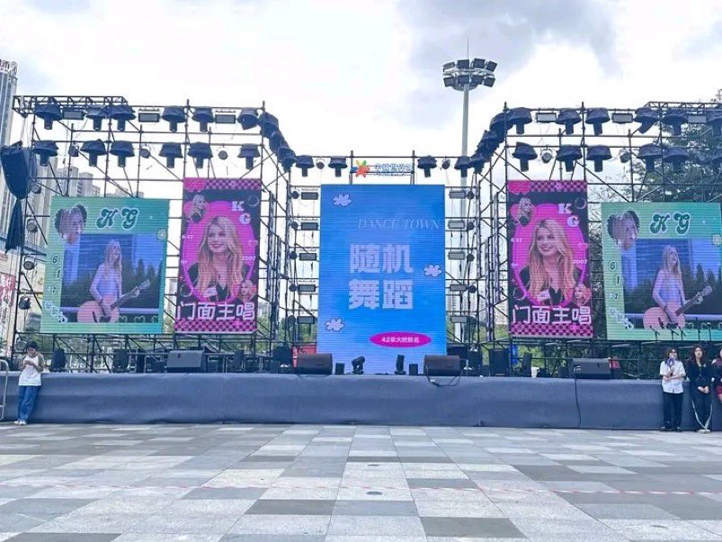 GIRLSETBRASIL's tweet photo. 📸 | #KG foi exibida em grandes telões durante um evento da DanceTown em Quanzhou, na China.

Este foi um projeto idealizado pela sua fanbase chinesa! 🇨🇳 

#VCHA @Official_VCHA https://t.co/bI77ioepdo