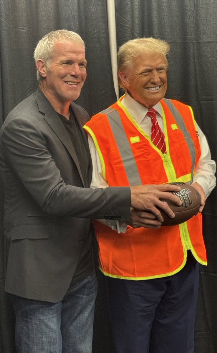 LeadingReport's tweet photo. BREAKING: Brett Favre and former President Trump. https://t.co/hqvO9HJyU8