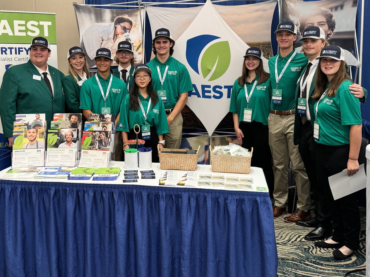 caylinlea's tweet photo. Always great seeing wonderful friends of @Florida4H at the @FlaFarmBureau Meeting. Our state officers and #WorkReady Florida teen ambassadors are enjoying meeting many of the folks behind the programs they do, #ag businesses and leaders from across #Florida   🍀 #tiedtoag https://t.co/ulfEYyoUym