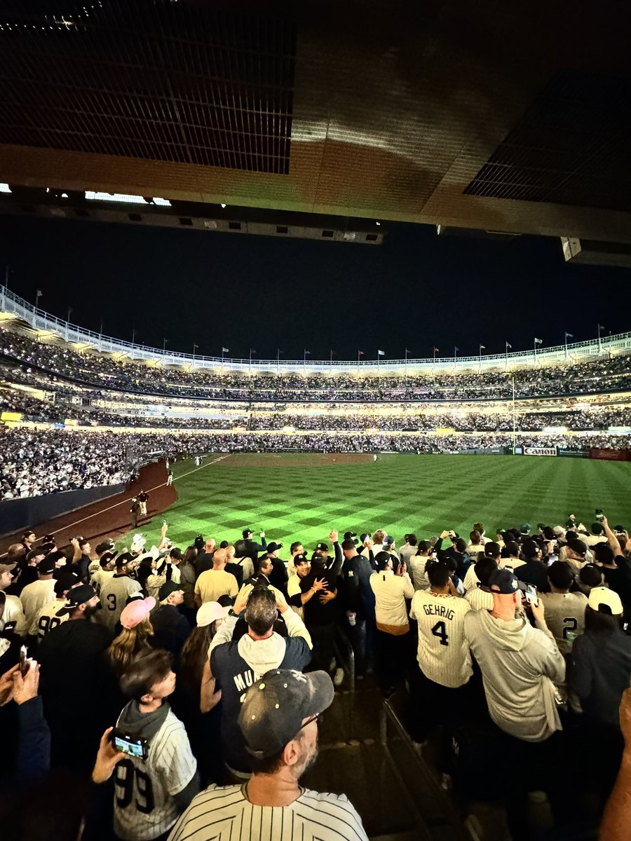 BeardownCuz's tweet photo. The Bronx is a piranha tank tonight. https://t.co/Q3Xi18AS4d