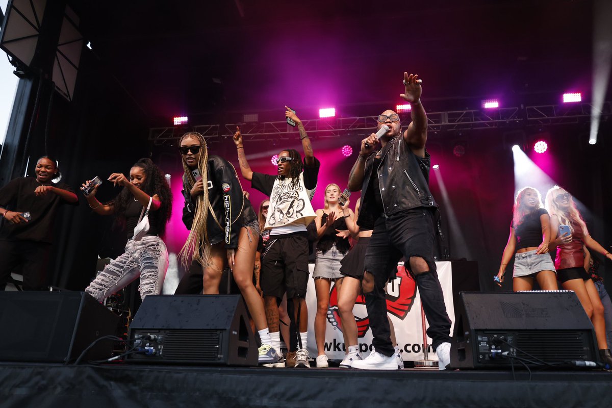 LadyTopperHoops's tweet photo. 𝙄𝙩 𝙬𝙚𝙣𝙩 𝙙𝙤𝙬𝙣 𝙛𝙤𝙧 𝙧𝙚𝙖𝙡 👇

Thanks for having us on stage Flo Rida! 

#GoTops https://t.co/ShMZpLBnF6