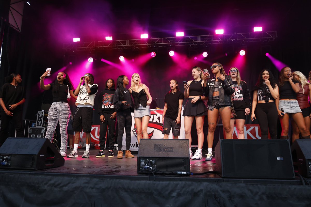 LadyTopperHoops's tweet photo. 𝙄𝙩 𝙬𝙚𝙣𝙩 𝙙𝙤𝙬𝙣 𝙛𝙤𝙧 𝙧𝙚𝙖𝙡 👇

Thanks for having us on stage Flo Rida! 

#GoTops https://t.co/ShMZpLBnF6