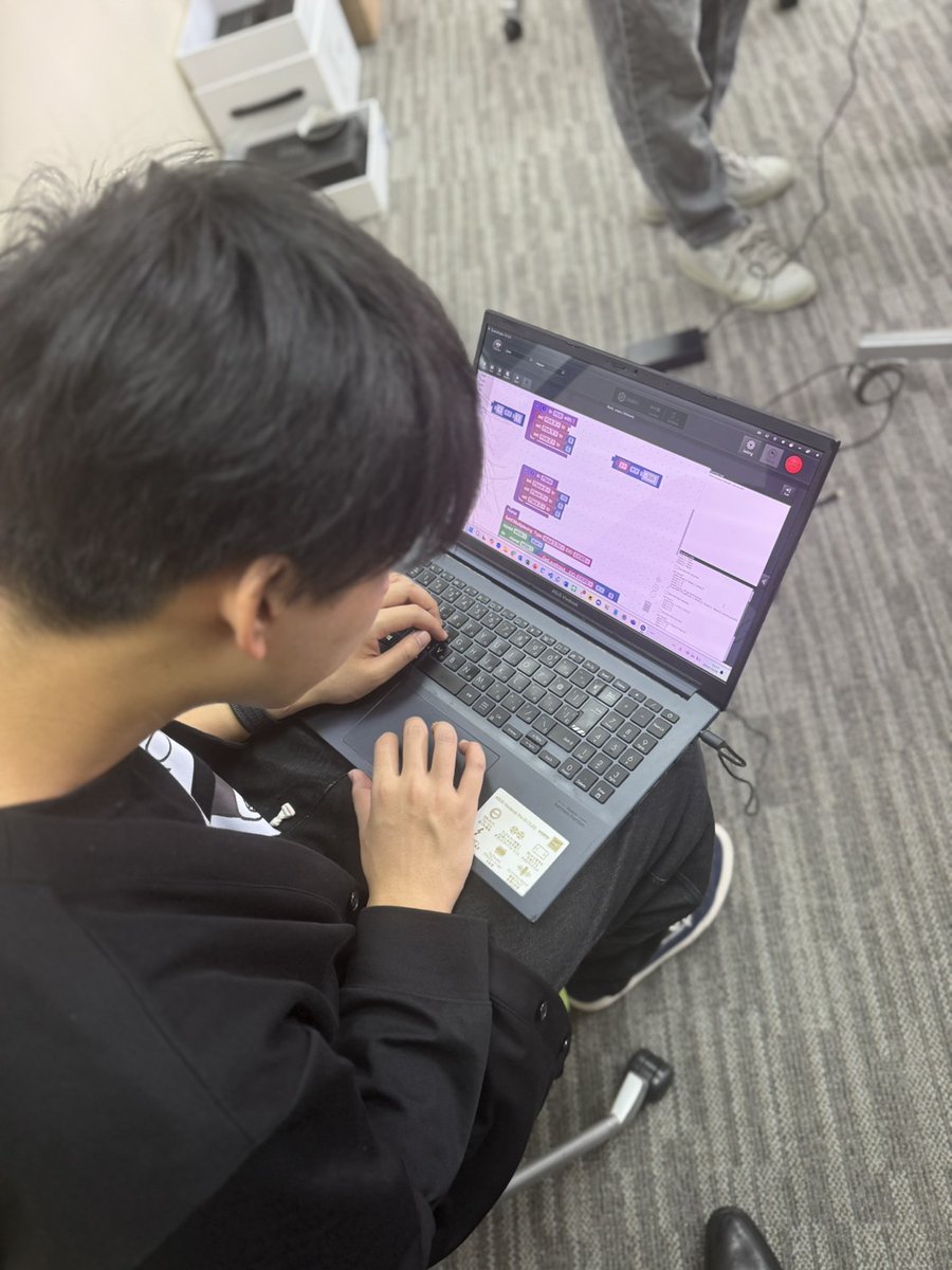 Kyutech_LSSE's tweet photo. UPM短期派遣Robotコース
ロボコースでは、マニピュレーションロボットを用いて、ユニークな動きのロボットを構築していきます。今年はどのような動作が見られるのか？非常に楽しみです😄。 #UPM #mobilityprogram #Kyutech #LSSE #robot https://t.co/y7FhqxKpwP