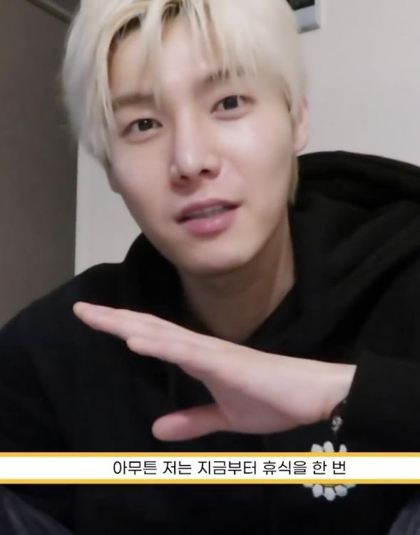 HoonYongStar's tweet photo. Tall, blonde, gorgeous (even without makeup) #jinyonghoon #onewe https://t.co/plcTWRA9IU