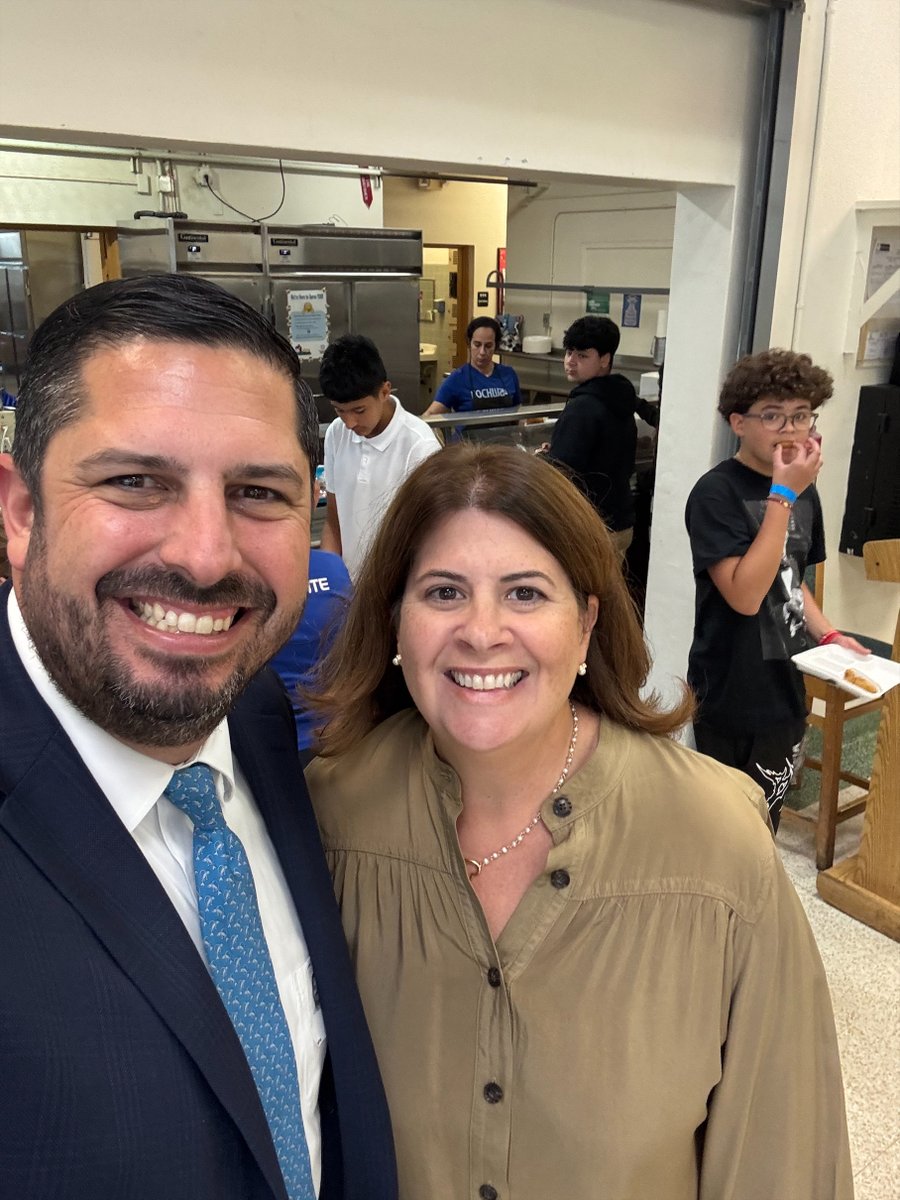 rmsfalcons's tweet photo. We wrapped up Principal Appreciation Month in style by giving Ms. Otero a well-deserved break. A heartfelt thank you to Mr. Mario Martinez from Bank of America for stepping in as our Principal of the Day! Your support and leadership were impactful. #PrincipalToday #MDCPSPartners https://t.co/acjwFzllCL