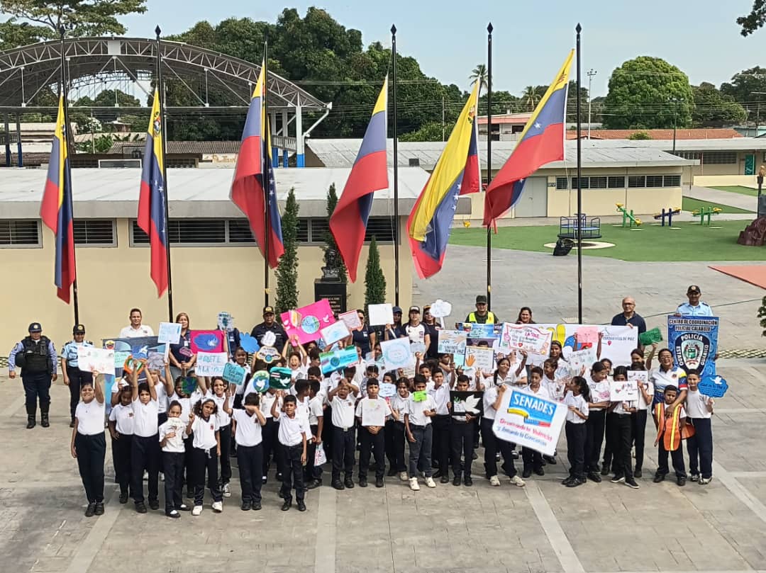 #Entérate Desde la parroquia Calabozo los niños y niñas se "Anotaron por la Paz" 

En el municipio Francisco de Miranda desde el Complejo Educativo Ramón Francisco Feo, los estudiantes participaron en el gran Pancartazo "Anotate por la Paz"
