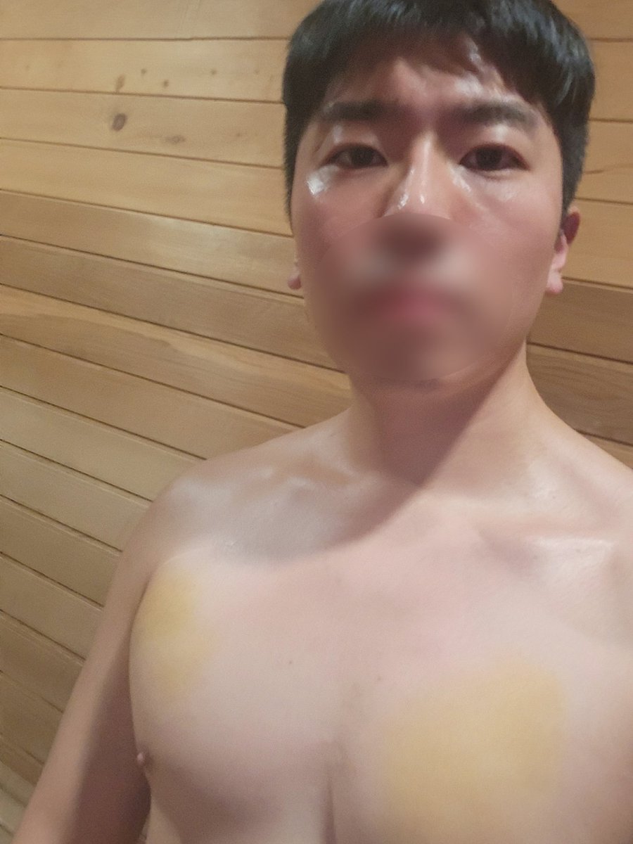 #ㅇㅇㅇ #사우나 
(노란색은 멍이에요.. 가슴을 물려서..😅)