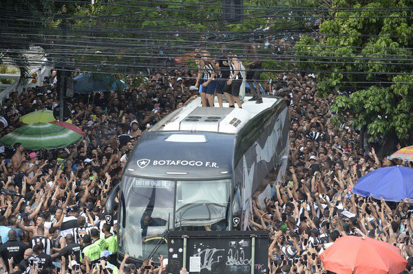 EspacoGlorioso's tweet photo. Dia 15/11/21, essas fotos foram registradas. Parece um título do Botafogo. Mas não é. Esse jogo foi Botafogo 2x1 Operário, série B. Um jogo que voltamos para a série A (e sem perspectiva nenhuma do que poderia acontecer).

Hoje, 30/10/24, estamos na final da LIBERTADORES. Daqui a um mês, no dia 30 de novembro, podemos concretizar um sonho. O nosso MAIOR sonho.

Quem viveu os anos 2000, por completo, entendendo de futebol, sabe o quão difícil foi ser Botafogo nesse período. Não pelo nosso amor ao clube, mas pelo fato de sofrermos mais que nunca.

Chegamos. É um novo “velho” Botafogo. É aquele Botafogo que o mundo sempre idolatrou.  

Voltamos. E voltamos para ficar como dos maiores, como merecemos.

É TEMPO DE BOTAFOGO! ⭐️🔥