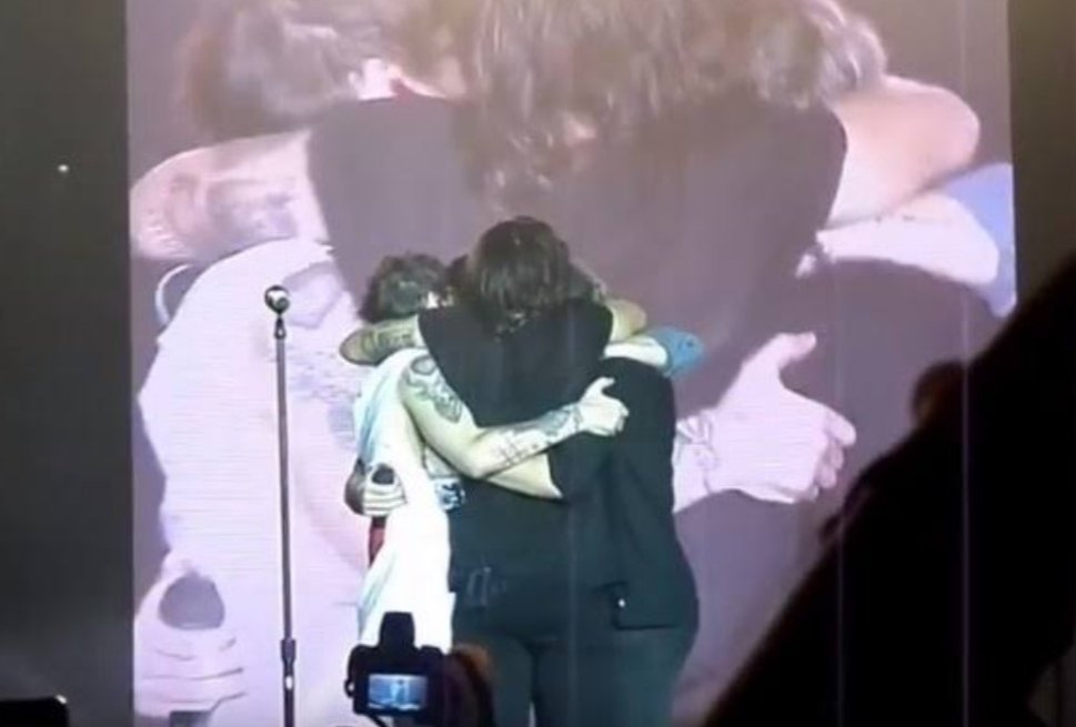 lhhstyles28's tweet photo. 31 de outubro de 2015, o último show da turnê do one direction. https://t.co/YC9PLmlkYG