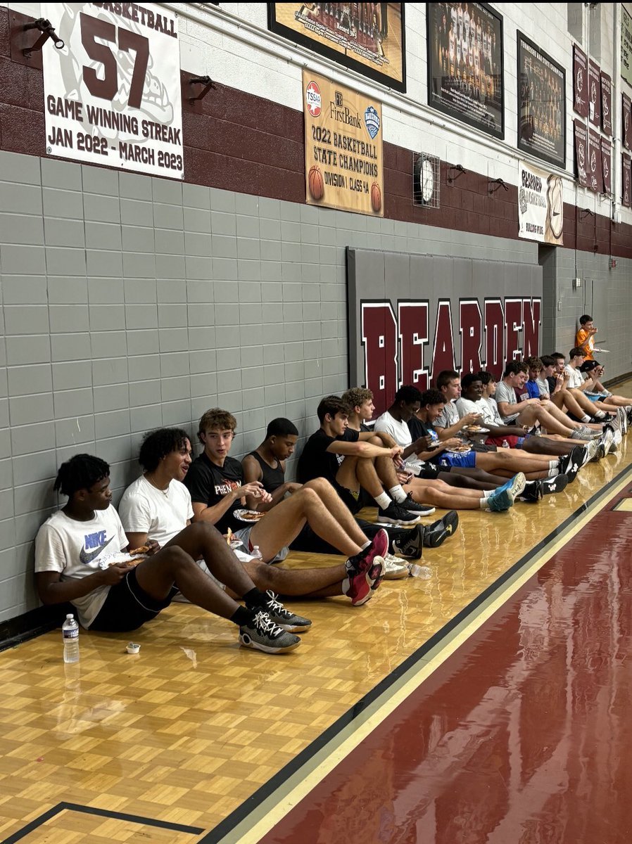 Wrapped up the Annual Dawg 🗑️🏀Shoot-a-thon tonight! Our Booster Club did a great job as always! Top Dawgs from the stripe tonight were Porter Dickson with🥇place and Harrison Lynn in🥈place! #ADawgsLife 

Had to wrap it up with a 🍕feast! 

Season loading….