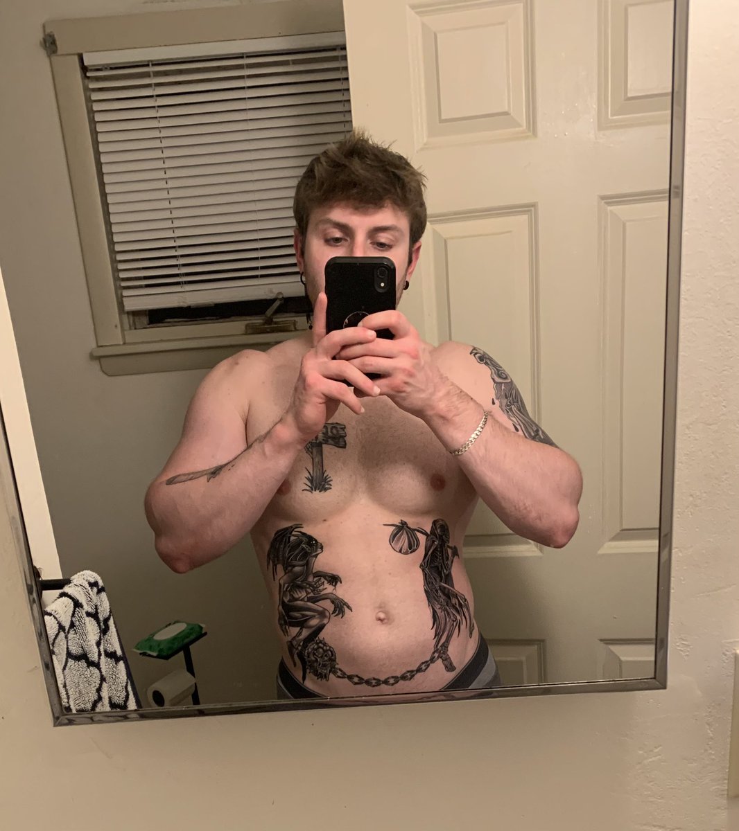 ClimaxSR's tweet photo. 3 sessions, 16 hours, and a whole lotta dollars later rib/stomach piece is done https://t.co/j7szOHgP21
