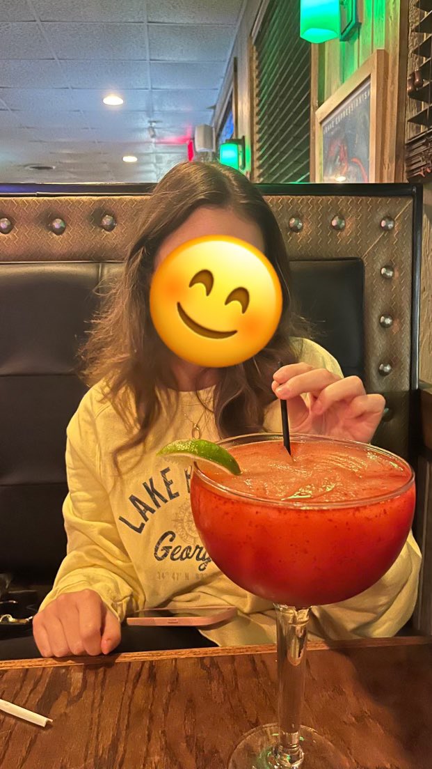 Chatoman42069's tweet photo. “Um excuse me we ordered the large margaritas” waitress did not find this amusing… https://t.co/67eFe3zw6C
