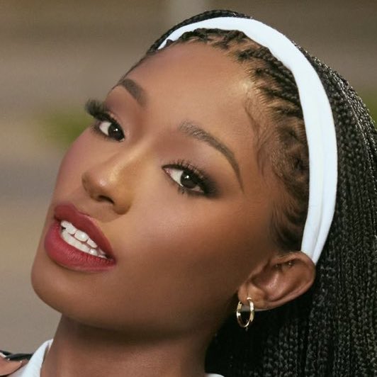 i’m sorry i can’t get over how she just looks like this…all natural 10/10 face card