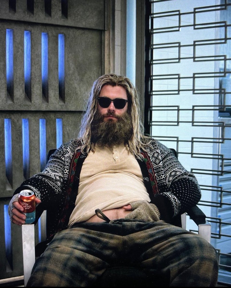 DCtheman1's tweet photo. is he asleep? #Thor #FatThor #AvengersEndgame #Halloween #Marvel https://t.co/E5VfCRhslt