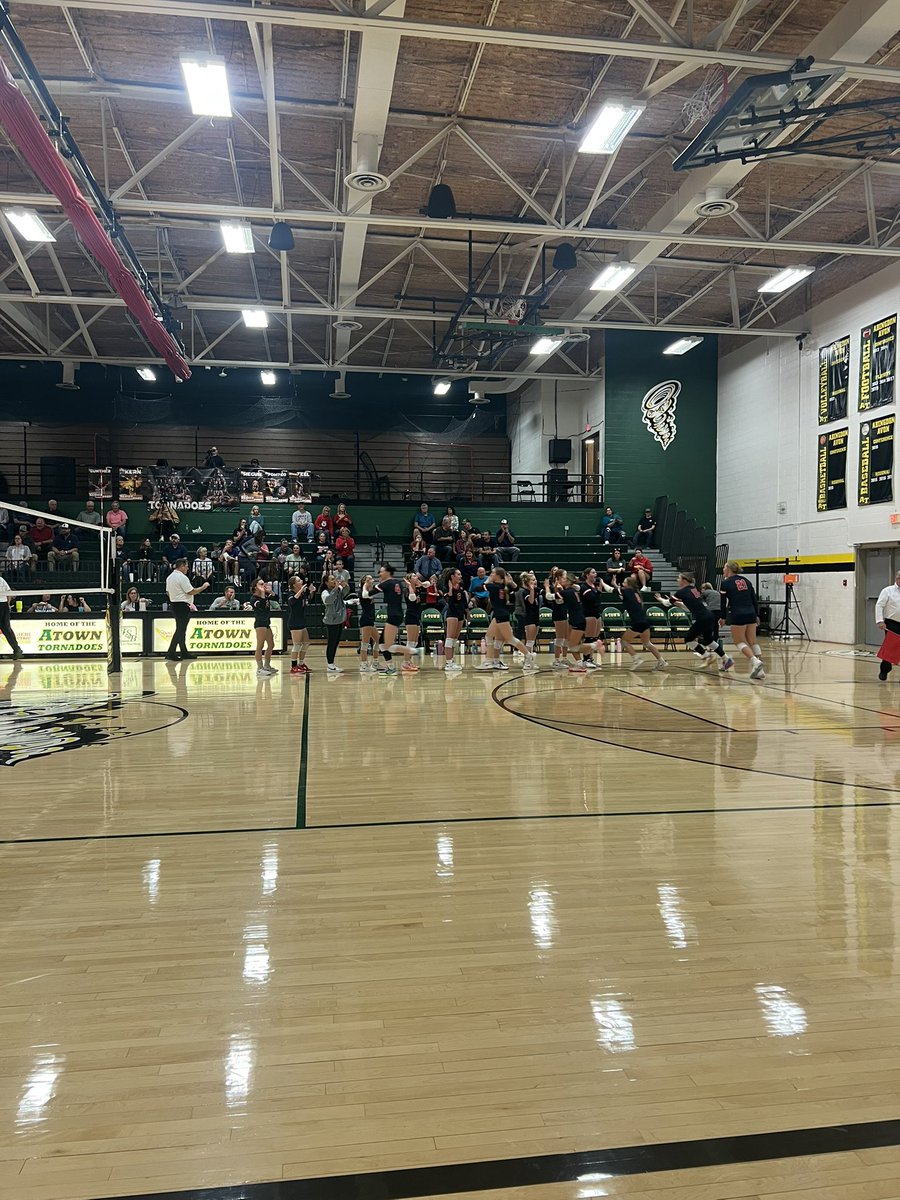 WCDistrict235's tweet photo. At Regionals tonight at ATown HS, the Heat volleyball lose to a really talented Brimfield team in 2: 25-19, 25-6.
Lilly Higgins- 4 digs & 6 kills
Becca Hinshaw- 9 assists
Finished 20-14 on the season!
#WCHeatPride https://t.co/sgfQpCoi9o
