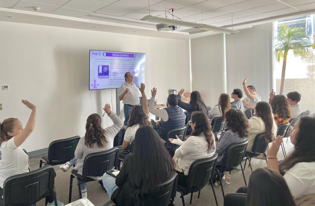 vinculasociedad's tweet photo. 📌 Recibimos en el @INAImexico a estudiantes de @Juventudesgente de #Guanajuato, quienes participaron en el programa #VisitaelINAI.
🧑🎓👩🎓 Fueron recibidos por la Comisionada @JulietDelrio, quien reconoció su interés por conocer sus derechos y el valor de la #PNT 💡 https://t.co/DMPszwdE8j