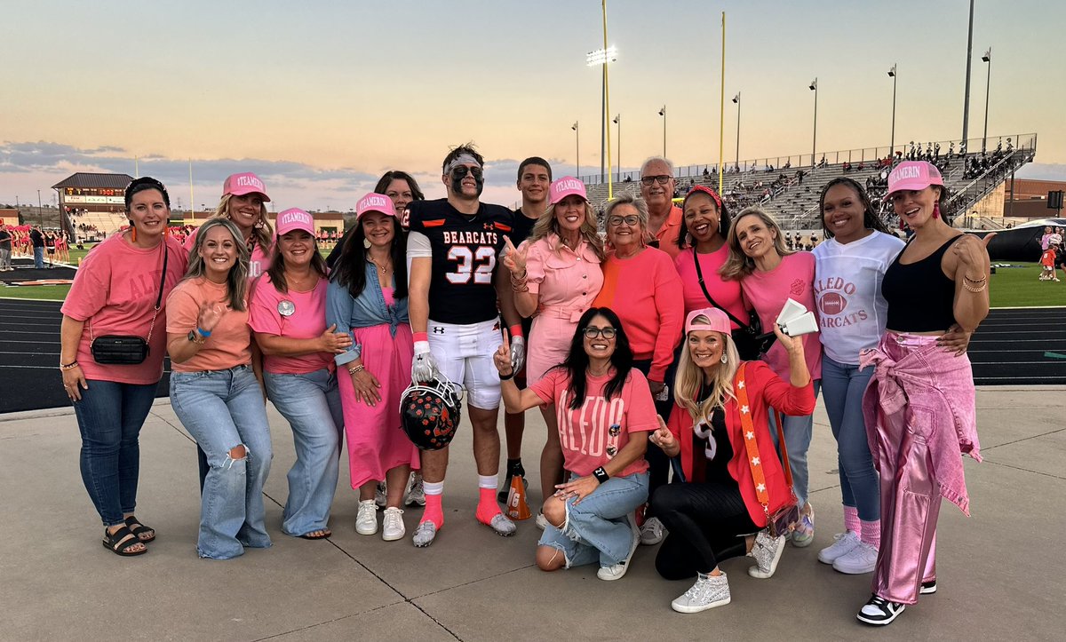 dctf's tweet photo. Congratulations to Aledo High School’s Heidi Wilburn on receiving the Yo Quiero Brands Team Mom Appreciation Award! @YoQuieroBrands!
@AledoISD @AledoHFC 

#dctf #txhsfb https://t.co/XMyGDALNkF