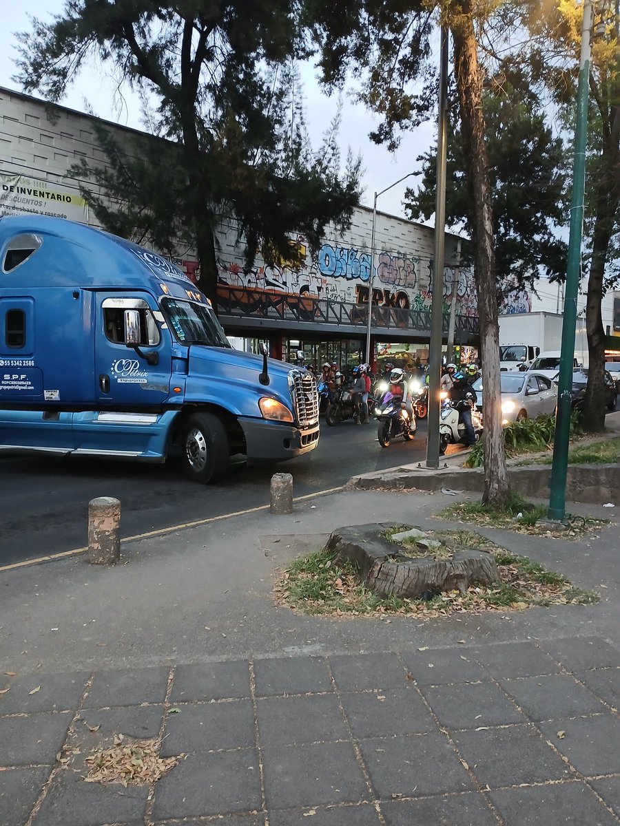 gardu_j01's tweet photo. @Azteca ,@TuAlcaldiaGAM 
En av cuitlahuac y norte 7 este trailer para la circulación sin importar cuanto tráfico genera, esto lo hacen normalmente por las tardes espero puedan corregir esto https://t.co/xutfmrrZn8