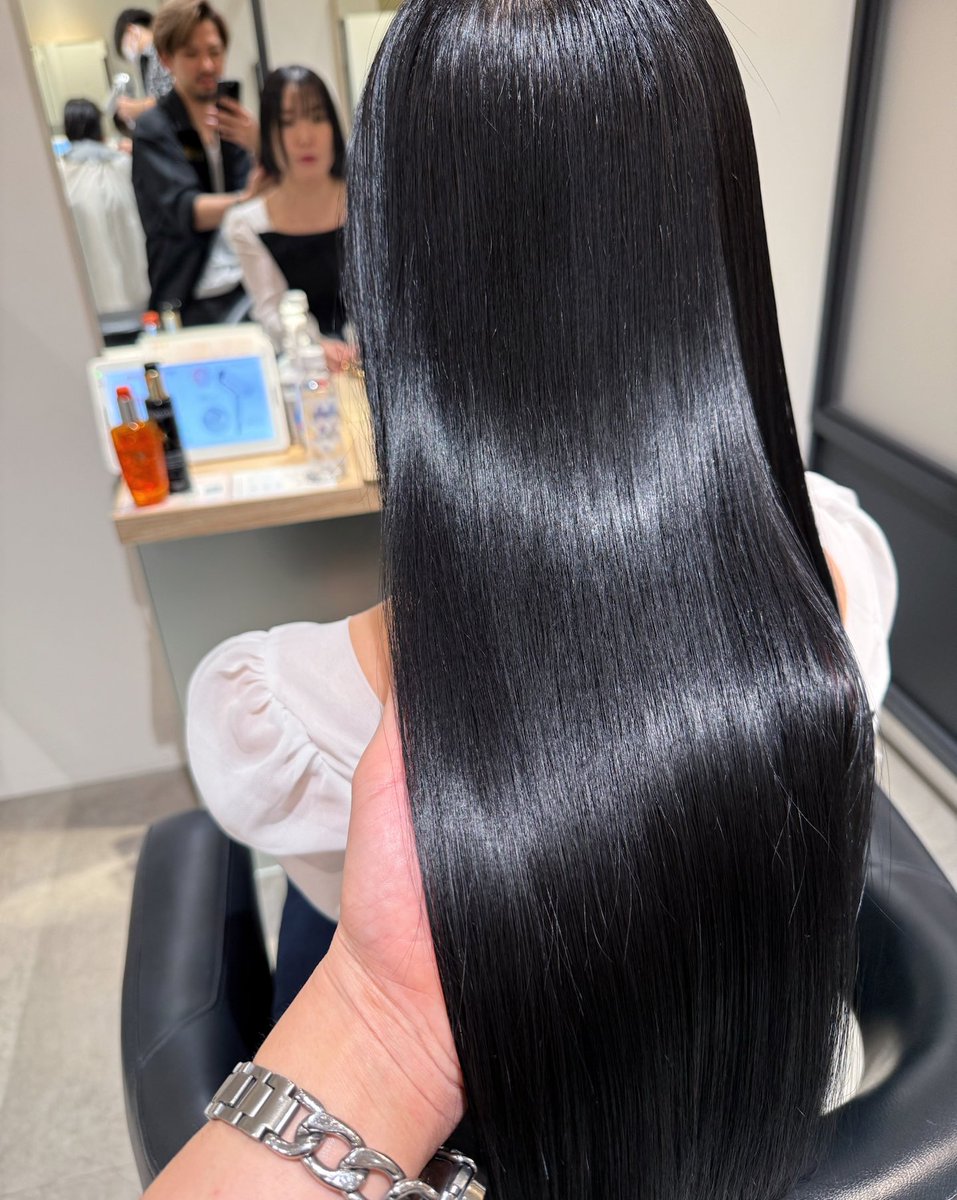 mihonova's tweet image. 一年半ぶりに美容院行ってキタヨ💇‍♀️✨メタリックになったよ。これでヘアブロー時間が短縮になります😊✨帰りに美容師さんに言われたよ。また来年ですねって（笑）ごめんよ🙇‍♀️🙏#ロングヘア #黒髪 #bluck #美容院 #ストパ  #ストレージヘア #ヘアモデル #写真 #メタリック  #ヘアケア #メンテナンス #キラ