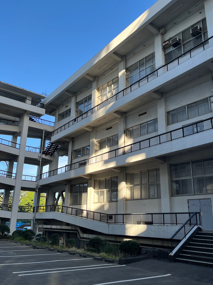 MasahitoKobaya2's tweet photo. 明治大学生田キャンパスの学園祭「生明祭」今年は11月2日(土)〜4日（月）です。建設中の新棟が目立ちますが、ご来場の皆様には、カウントダウンが始まっている第二校舎２号館・斜路棟、生田図書館を目に焼き付けておいてほしいです。#堀口捨己 #小倉弘一郎 https://t.co/O9f5Pu9V30