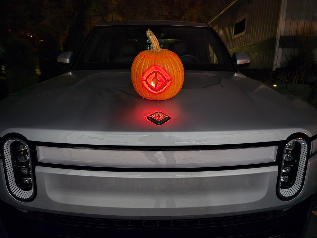 SammyGeekTV's tweet photo. Happy Halloween, Rivian Family! 🎃 #R1T #R1S #R2 https://t.co/5Qn19c5Mim