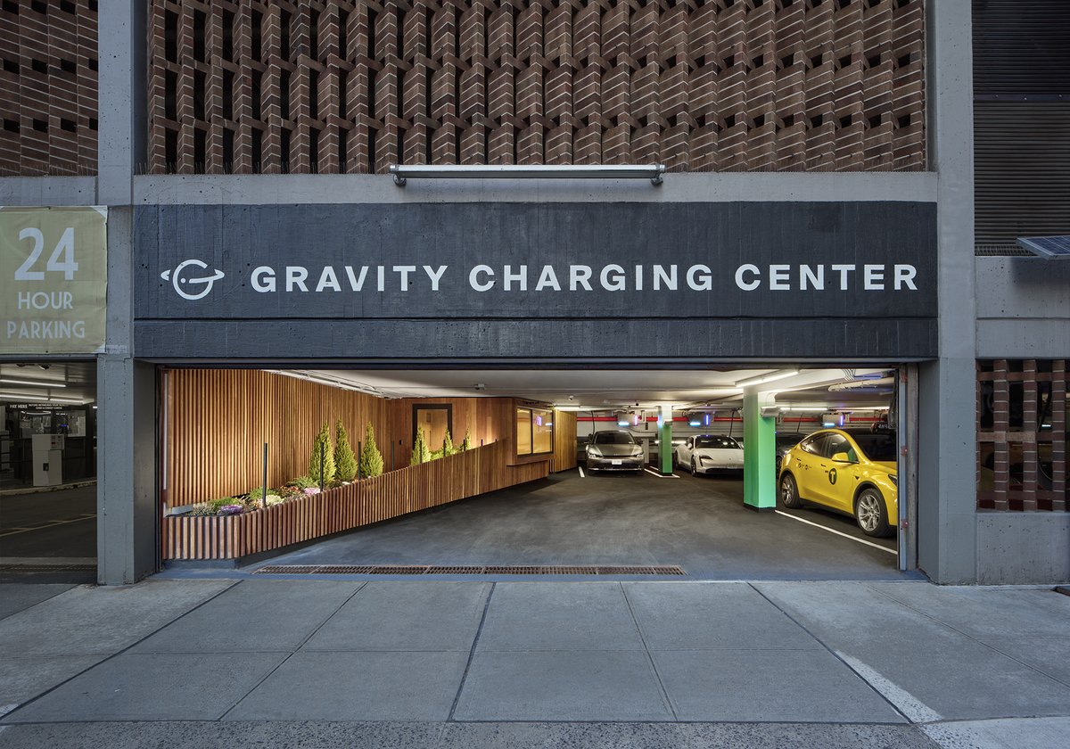 gravitymobility's tweet image. ⚡️ Charging Hub Alert! ⚡️

Gravity’s newest #DEAPSpeed Charging Center is now live in Hell’s Kitchen, NYC! Stop by for fast, reliable charging with 24 stalls offering up to 500 kW power to keep you moving. 🚗💨

📍 Find us here: maps.app.goo.gl/BKPf4iksQ4zjV4…