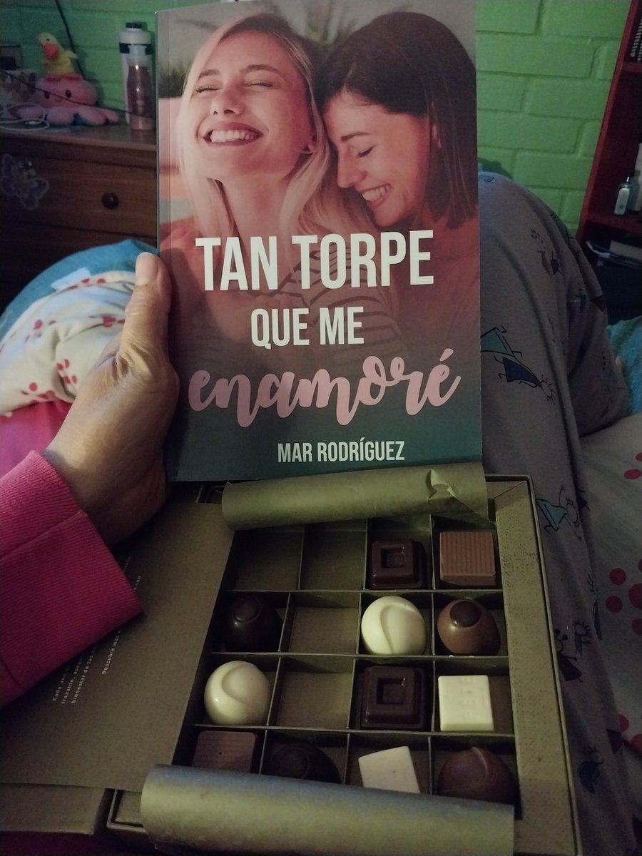 Que más relajo puedo pedir, un buen libro y chocolates 😋😋😋