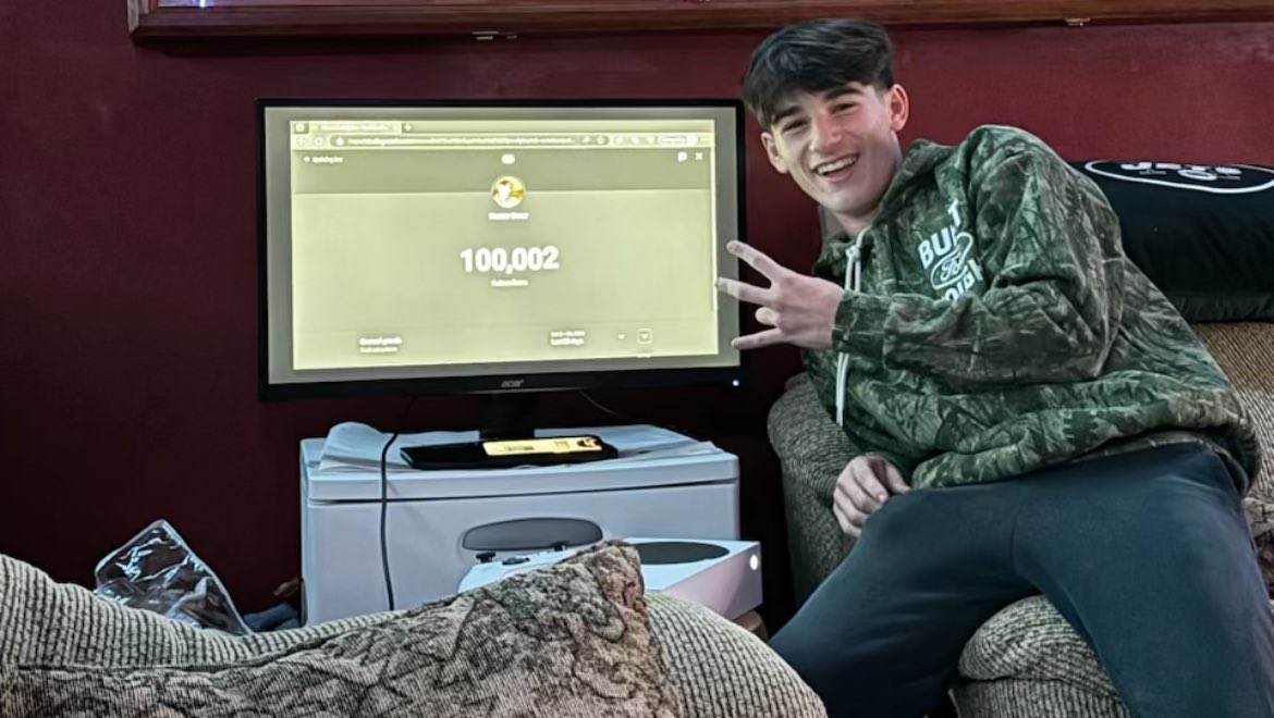 FallGuysUltima2's tweet photo. Hunter Borer Congratulations On Surpassing 100K SUBSCRIBERS LFG 🔥🔥 #HunterBorer https://t.co/zg0vohOtuA