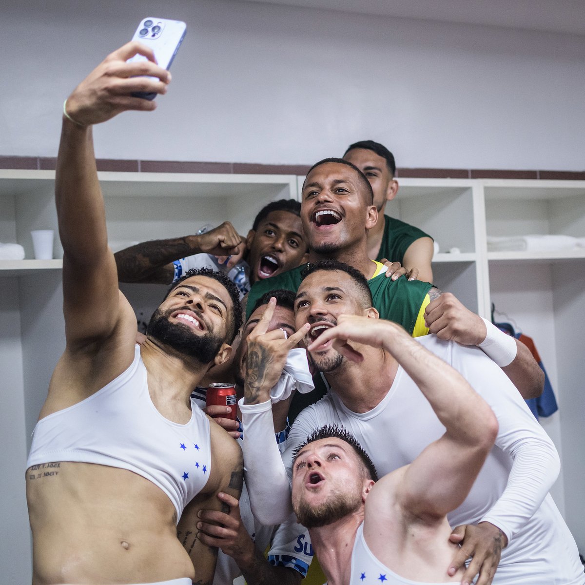 Cruzeiro's tweet photo. A celebração dos finalistas no vestiário! 💙 

📸 @ggaleixo #LaBestiaNegra https://t.co/SAowh3WNFC