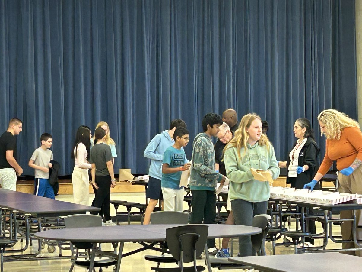 Prin_MayerPRMS's tweet image. Today we celebrated our 8th grade Honor Roll achievers! Time spent w/friends &amp;amp; treats helped jumpstart the day! Congrats to all of the Ss who worked hard &amp;amp; earned a spot on the Honor Roll! Keep it up! #piratesarethebest @aghoulihan @ucpsnc @chrisscloset @hartinsecondary