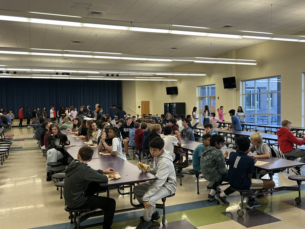 Prin_MayerPRMS's tweet image. Today we celebrated our 8th grade Honor Roll achievers! Time spent w/friends &amp;amp; treats helped jumpstart the day! Congrats to all of the Ss who worked hard &amp;amp; earned a spot on the Honor Roll! Keep it up! #piratesarethebest @aghoulihan @ucpsnc @chrisscloset @hartinsecondary