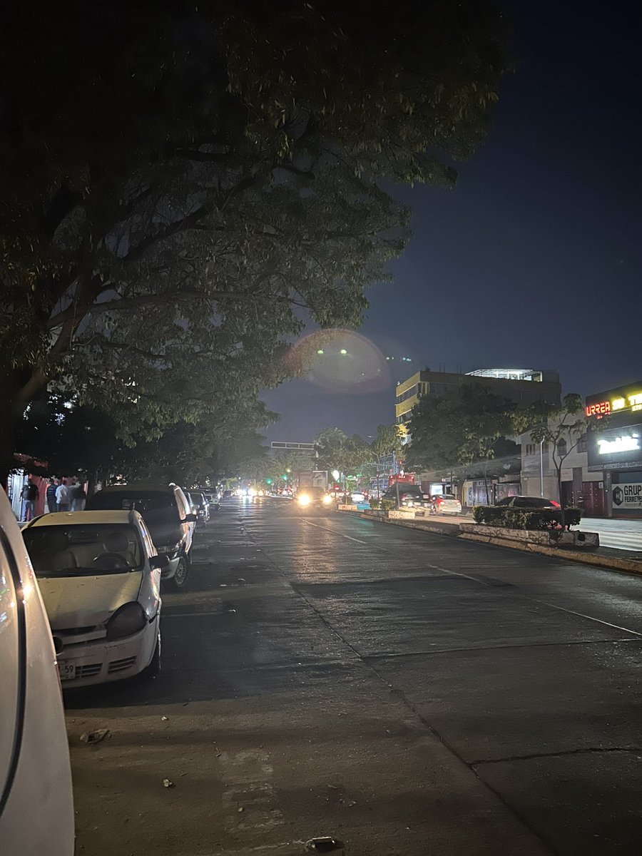 MarioGtz7's tweet photo. Hola @VeroDelgadilloG (: cree que alguien del @ServiciosGDL @GuadalajaraGob puedan arreglar el servicio de alumbrado público de Av La Paz desde Federalismo hasta Donato Guerra, pls. Gracias! (: https://t.co/QSROFDXxjw