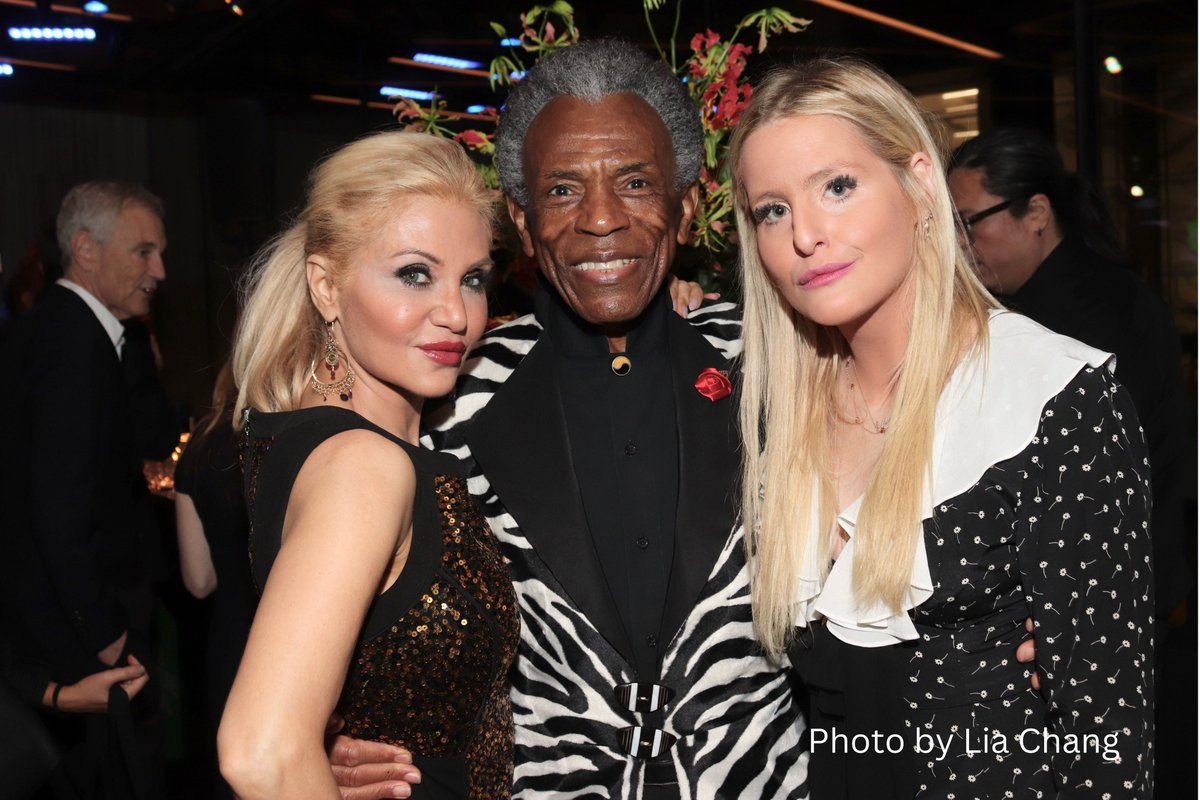 Andre_DeShields's tweet image. .@vanityfair On the program were The Jellicle Ball’s
@Andre_DeShields, an Emmy, Grammy, &amp;amp; Tony Award winner who wore the most fabulous zebra-print suit I’d ever seen vanityfair.com/hollywood/stor… Michael Douglas, Khady Kamara Nunez @official_orfeh Samatha Perlman Bill Rauch @Zhailon