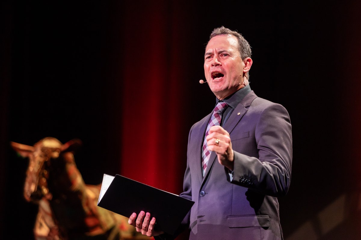 On a fleece-inspired tide.... Rupert McCall OAM <a href="/LambExAU/">LambEx</a>

Mesmerising &amp; captivating… McCall’s talents at the fore in this magnificent display of poetry, performance &amp; craft. Forever etched in Australian sheep industry history.
lambex.org.au/odelamb

#lambex24 #odetolamb