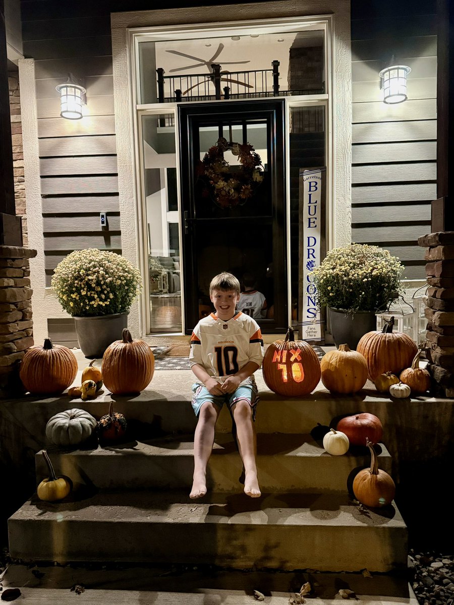 jessarend's tweet photo. @BoNix10 #1 fan in South Dakota! 🎃#beattheravens #BroncosCountry 💙🧡🐴 https://t.co/EMxS6388j5
