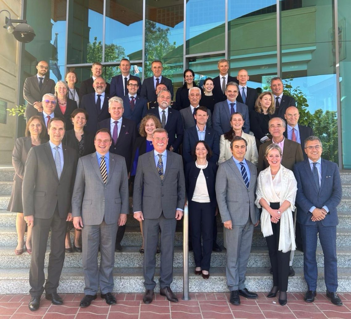 As part of a delegation of NATO Permanent Representatives, 🇨🇦 Ambassador to NATO <a href="/HeidiHulan/">Heidi Hulan</a> concluded a successful visit to 🇦🇺. Great to exchange on shared security challenges in the Euro Atlantic and Indo-Pacific regions with one of NATO’s closest partners. <a href="/CanadaNATO/">Canada at NATO 🇨🇦</a>