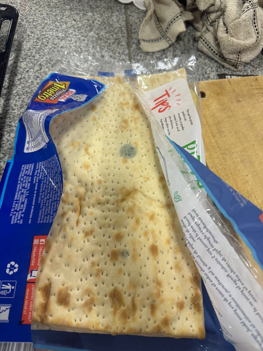 Señores <a href="/IDEALsecreto/">IdealChile_secreto</a> hoy realice una compra en <a href="/TottusChile/">Tottus</a> y debo DENUNCIAR q 4 de las 6 masas de pizza en la versión de 1 Metro, están con hongos, por supuesto q son incomibles,necesito q se hagan cargo, adjunto fotos de respaldo.