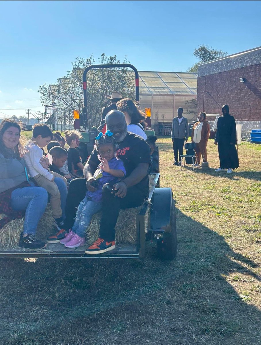 LTMHSCrusaders's tweet image. Day 2 of our Harvest Festival was unforgettable with Nova Pre-K!

🐐 Petting zoo &amp;amp; hat rides by Ag scholars
🍪 Cookie decorating by Culinary
🎨 Face painting &amp;amp; pumpkin decorating by Art
💅 Nail decorating by Cosmetology 

Thank you to all who made it possible! 🌻🍁 #TechPride