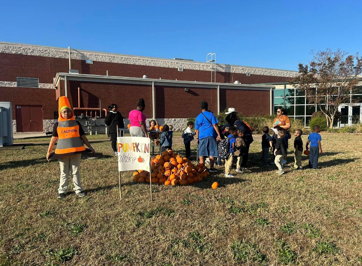 LTMHSCrusaders's tweet image. Day 2 of our Harvest Festival was unforgettable with Nova Pre-K!

🐐 Petting zoo &amp;amp; hat rides by Ag scholars
🍪 Cookie decorating by Culinary
🎨 Face painting &amp;amp; pumpkin decorating by Art
💅 Nail decorating by Cosmetology 

Thank you to all who made it possible! 🌻🍁 #TechPride