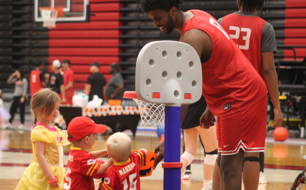 ByJoeAndrews's tweet photo. Central Missouri Athletics hosted trick or treaters tonight at the Jerry M. Hughes Athletics Center. 
 
My favorite shot of the night? Mules basketball's Yafet Haile handing candy to a trio after they made baskets. https://t.co/1nilUlvy5R