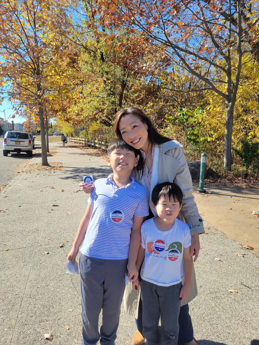 There is still time to get out and vote early! I did over the weekend! Tell a friend, and make going to the polls a family affair! Find your early voting site by following the link below! 

vote.nyc/page/find-your…