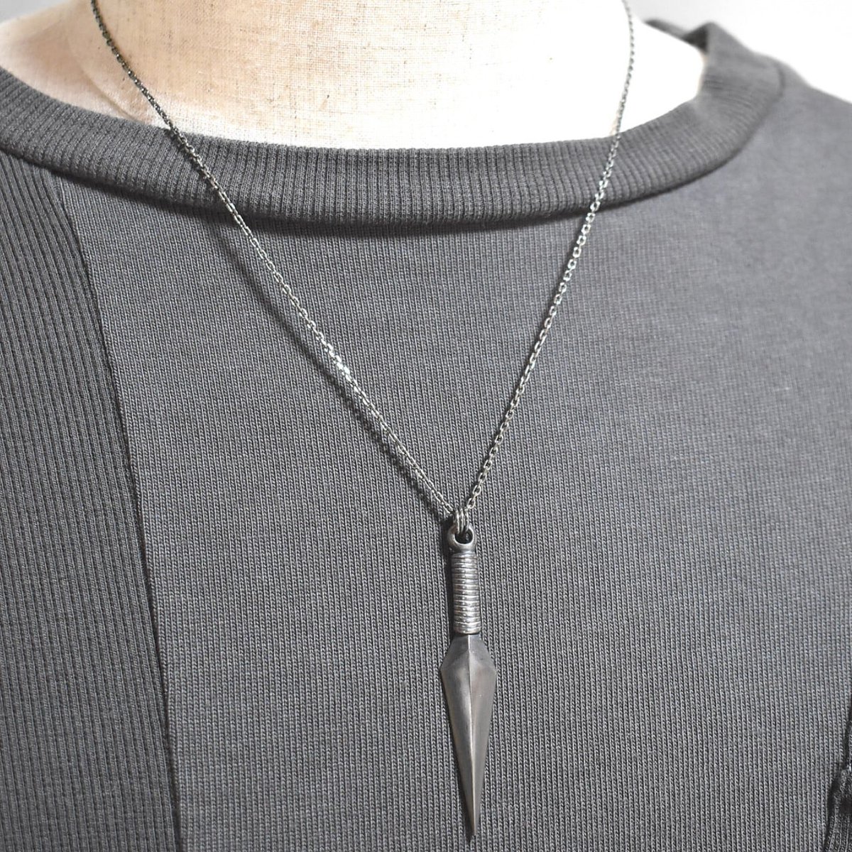 Ankh_Craft's tweet photo. クナイ シルバー ネックレス

存在感のあるsilver製のクナイのネックレスです。

持ち手部分は銀線を巻きつけています。

https://t.co/mG7rHl5e3Q

#ネックレス #大ぶりネックレス #メンズアクセサリー #クナイ #ナルト #クナイのネックレス #忍 #忍者 #忍者道具 #くのいち #kunai #ninja #naruto https://t.co/0AIBJMEeqy