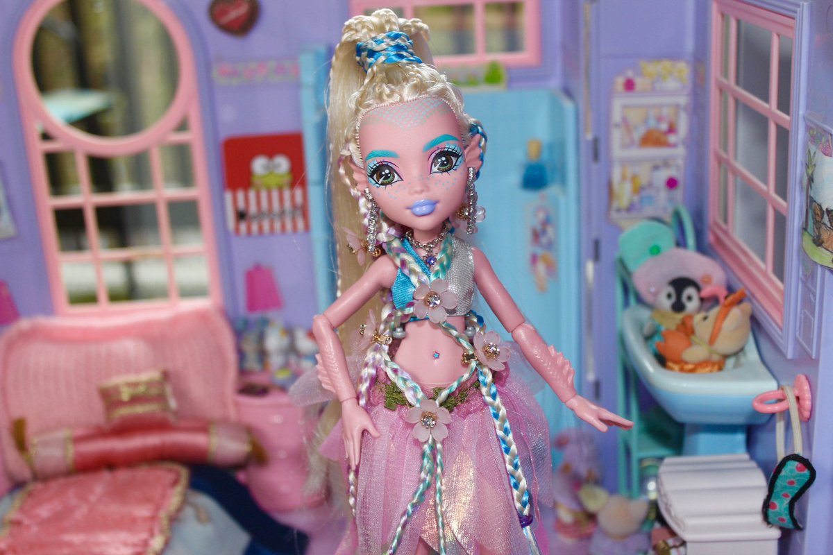 alyxpeachy's tweet photo. She was my inspo for this look I love you Lagoona https://t.co/zLSCaa1nFd