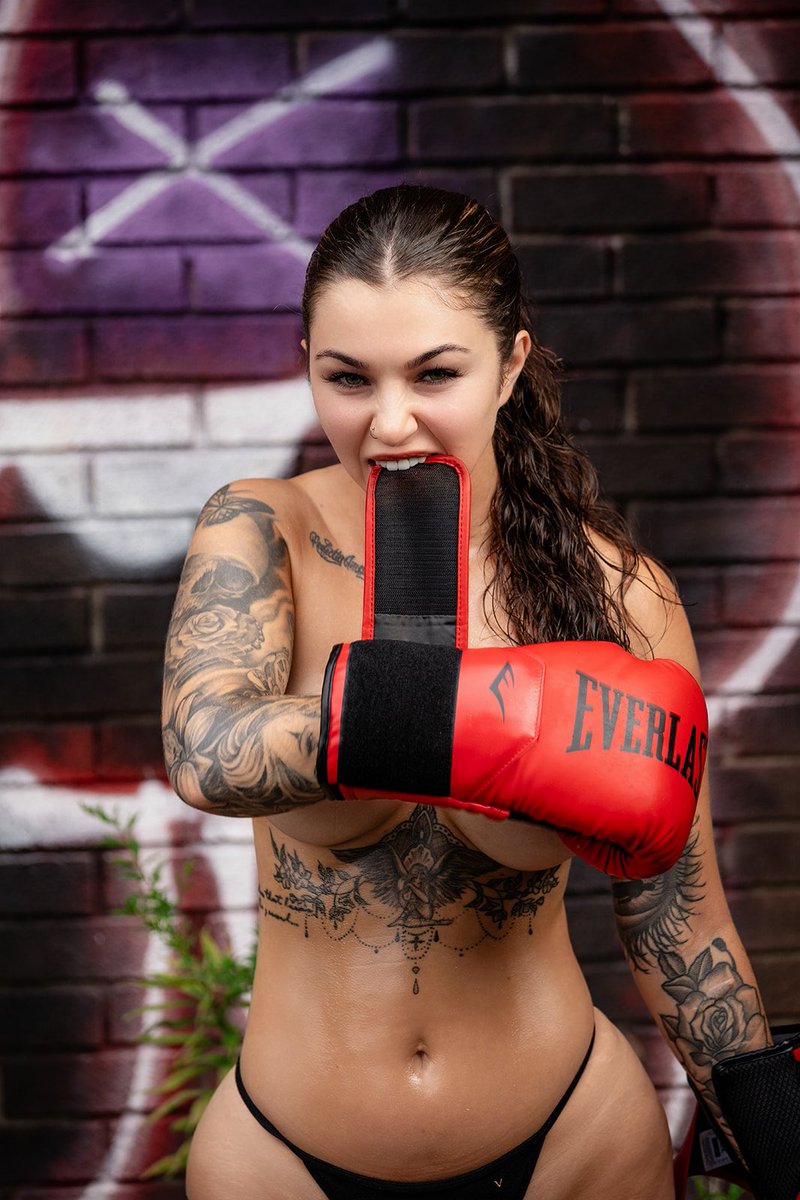 BabiiGee6's tweet photo. 🥊🖤 https://t.co/fkhdqzNYw0