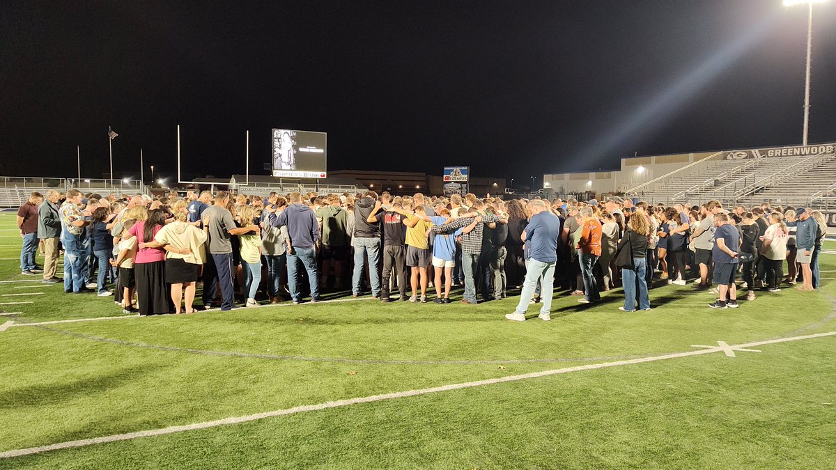 Tonight a vigil was held to remember Daniel Isaiah Arrington, 18, Vivian Medrano, 5, and their mother, Wendy Medrano, 46, who died in a fire, according to Greenwood police.
Another person was hospitalized.

Full story: tinyurl.com/3zxhca2e

#NWArk #NWAnews