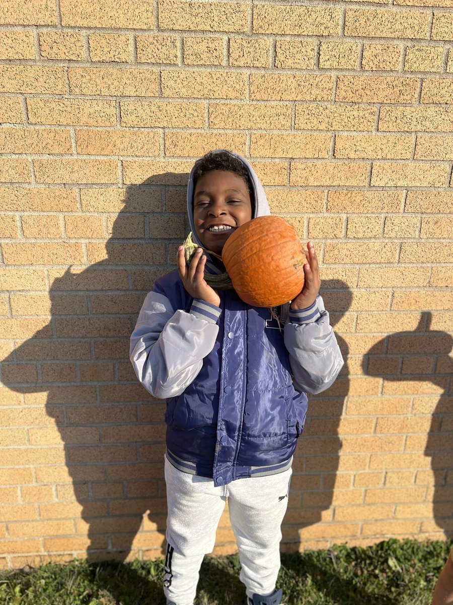 Today we got to experience Marciano’s pumpkin patch right at our own school!  Students were amazed to walk out of our classroom to see a field full of pumpkins!  They picked their own and then painted 🎃 #gcpride <a href="/NeilArmstrongES/">Neil Armstrong ES</a>